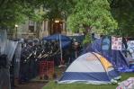 Policía detiene a más de 40 manifestantes al desalojar campamentos de protesta en campus de EEUU