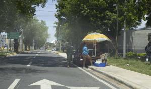 Uso ilegal de autopista Fernández Domínguez pone en peligro la vida de conductores y transeúntes