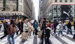 Confianza de consumidores en economía de EEUU cae al nivel más bajo desde noviembre