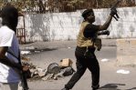 Policías kenianos asegurarán aeropuerto y combatirán cuerpo a cuerpo bandas de Haití Policías kenianos asegurarán aeropuerto y combatirán cuerpo a cuerpo bandas de Haití