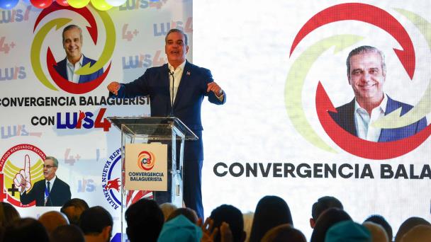 Abinader se compromete con crear políticas para que artistas tengan seguro médico y pensiones