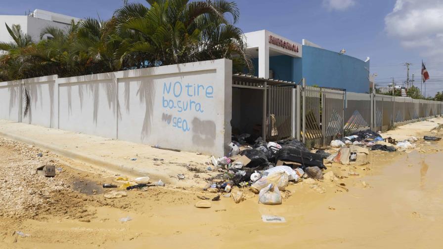 Denuncian charcos y basura en calles de barrio Nueva Jerusalén