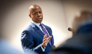 Eric Adams, el alcalde respaldado por los dominicanos que enfrenta cargos por sobornos