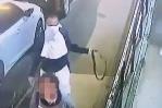 Hombre estrangula una mujer con un cinturón en Nueva York y todo queda captado en cámara Hombre estrangula una mujer con un cinturón en Nueva York y todo queda captado en cámara