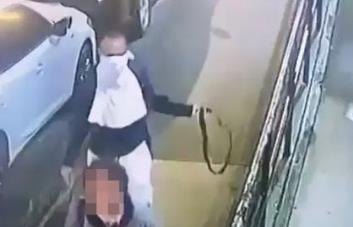 Hombre estrangula una mujer con un cinturón en Nueva York y todo queda captado en cámara