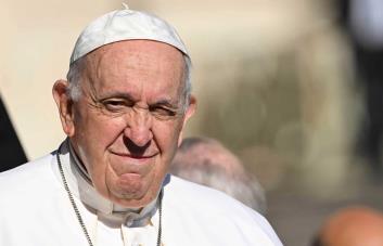 El papa bromea con un grupo de actores y humoristas de todo el mundo