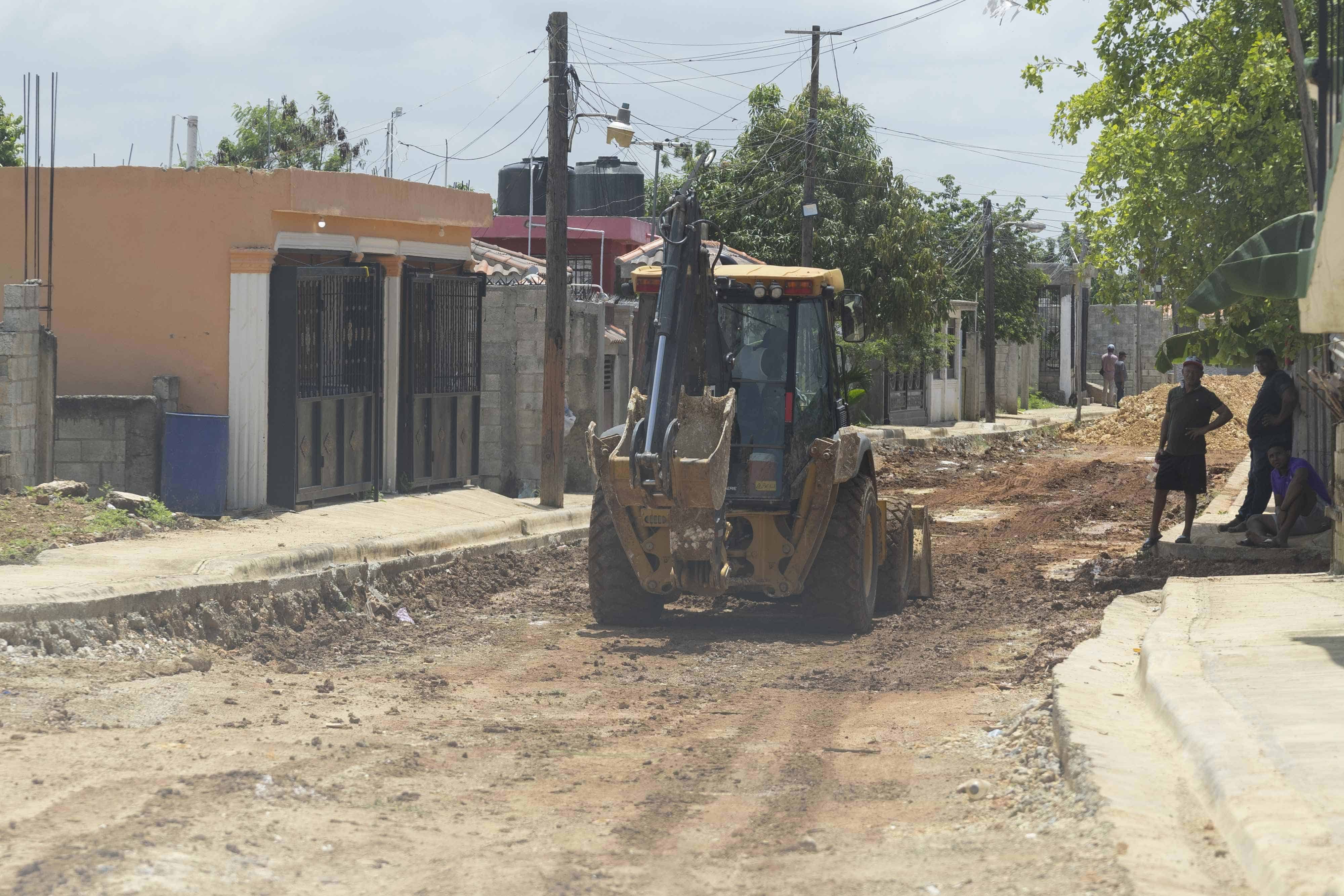 Equipos trabajan en la recosntrucción de las calles 