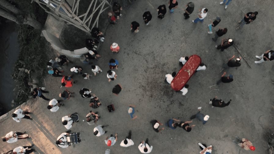 Servicio Fúnebre Festivo con Cargadores y Danzas en Perú