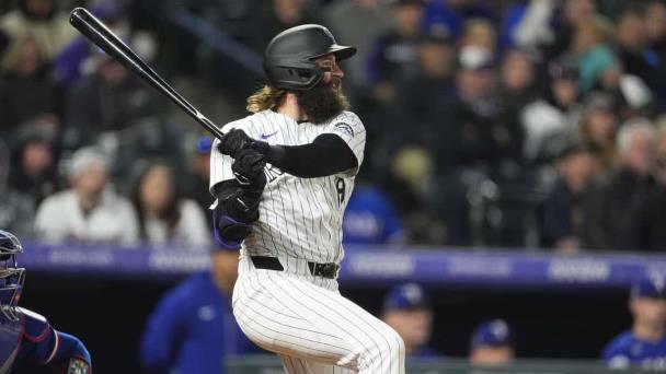 Doble de 2 carreras de Blackmon en la 8va lleva a Rockies a vencer a Rangers