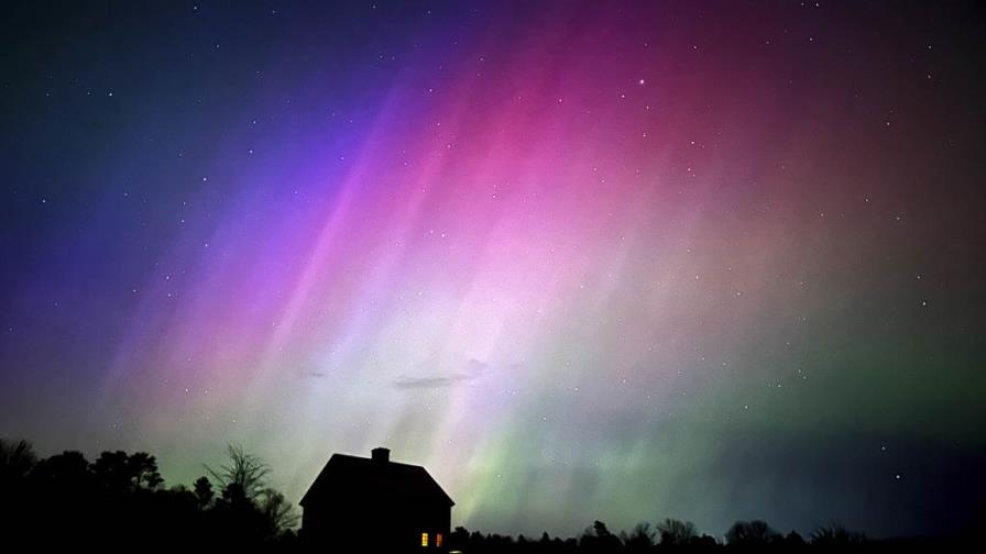 Tormenta solar deja el cielo pintando con impresionantes auroras boreales