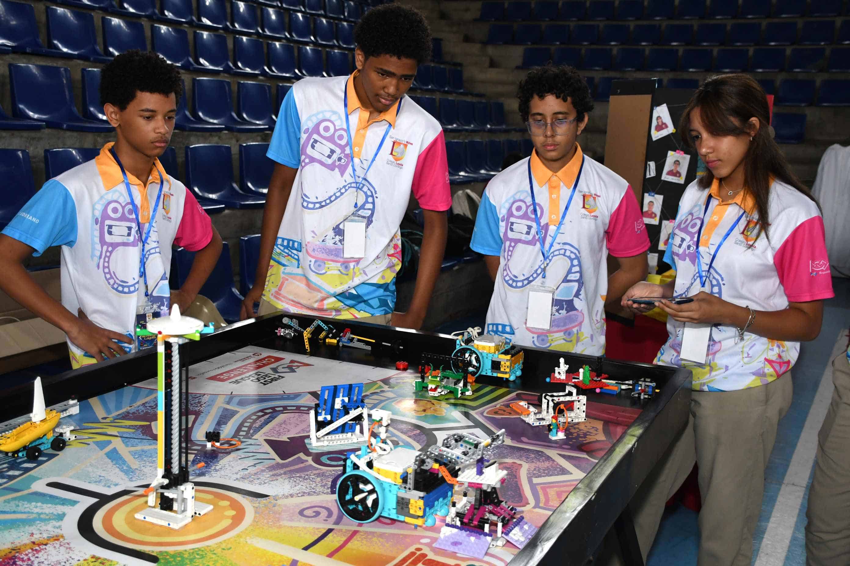 Juan José Soriano, Jatniel Estrella, Carlos Pereyra y Daniella Sánchez, alumnos del Colegio Loyola de Santo Domingo, presentando sus proyecto.