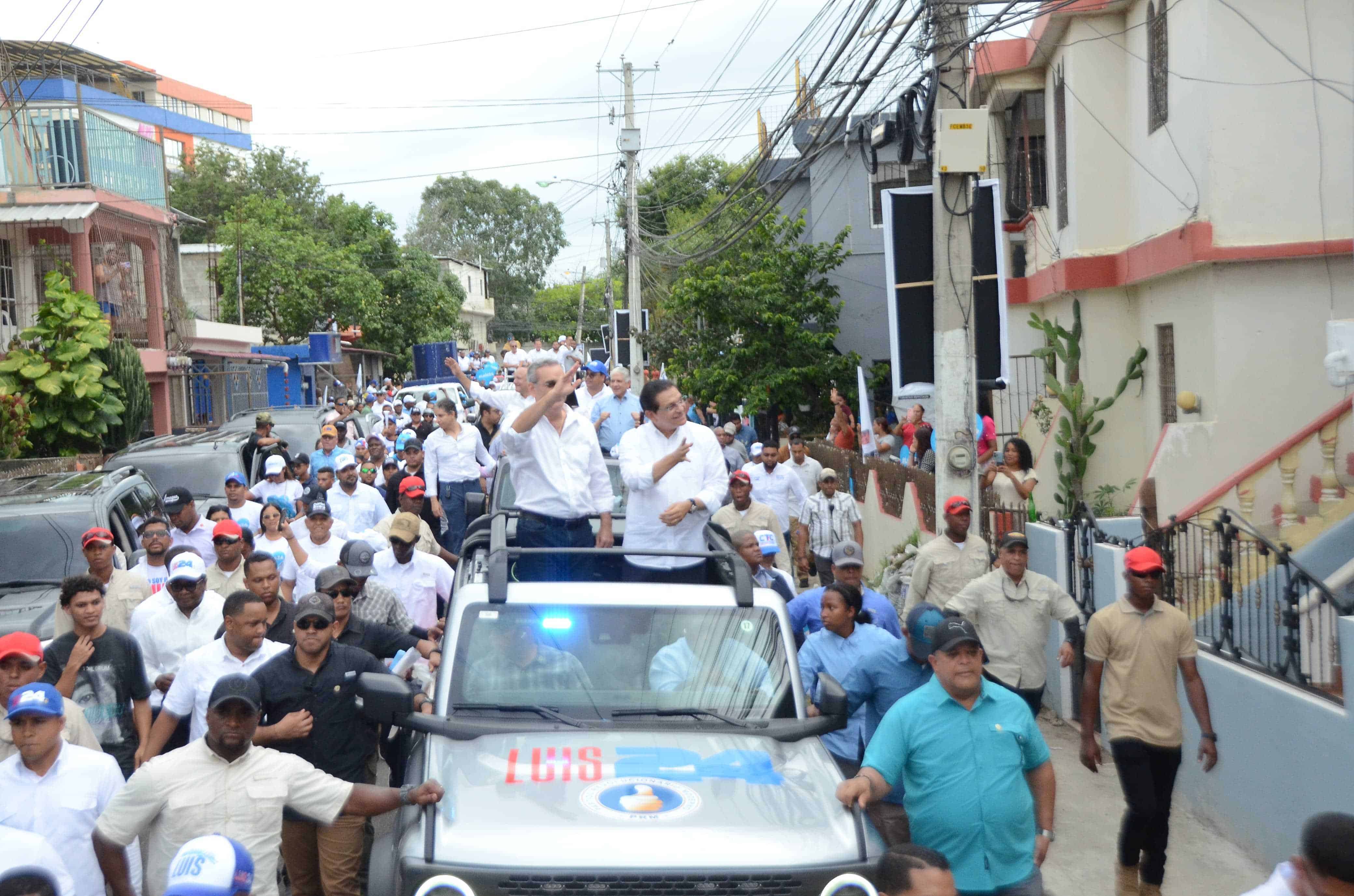 Abinader y Rivera recorrieron varios sectores de Santiago. 