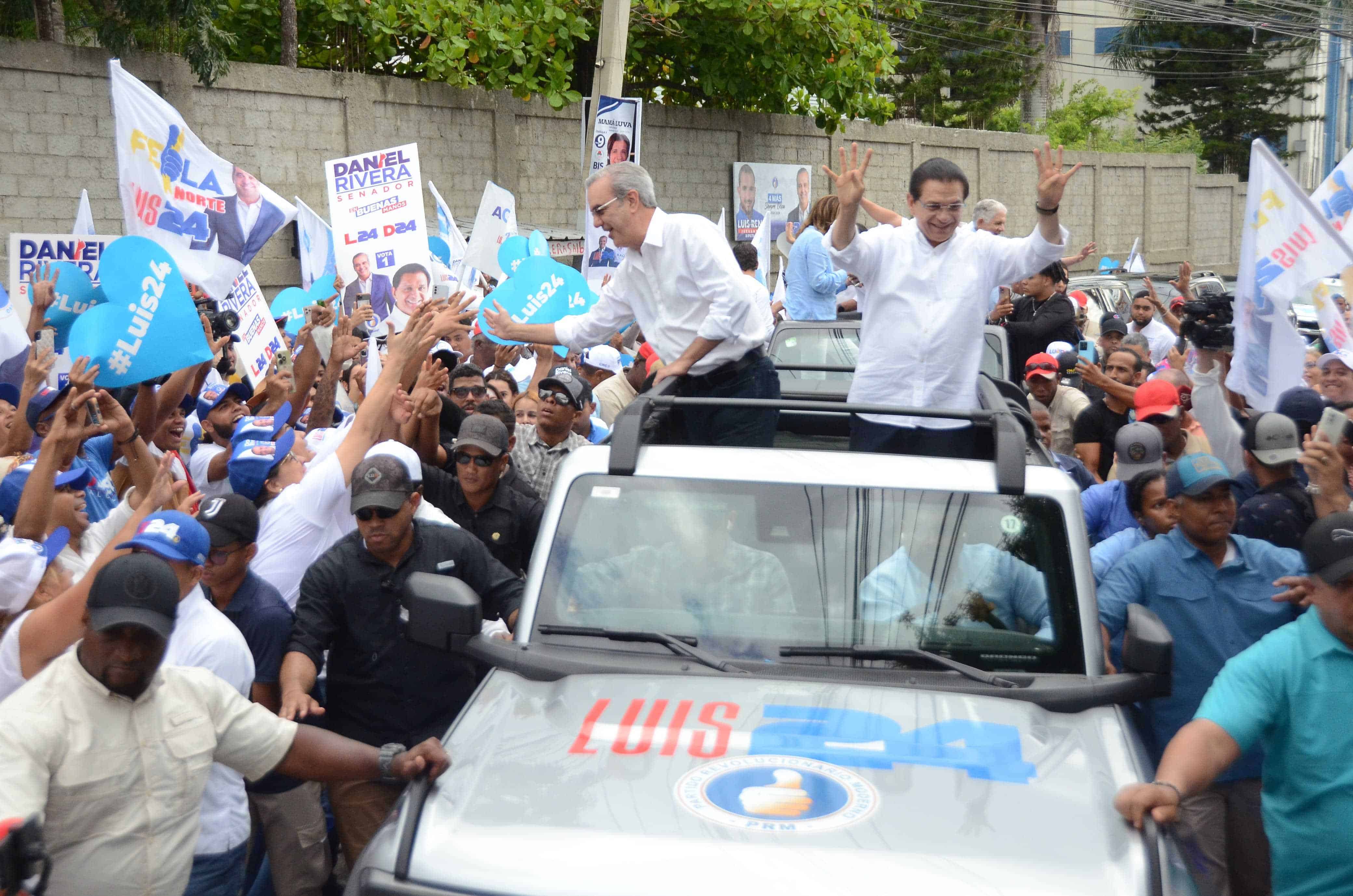 Luis Abinader y Daniel Rivera en caravana de Santiago.