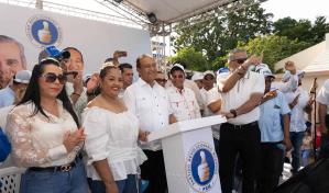 Antonio Marte rifa motores, dinero y electrodomésticos en su cierre de campaña