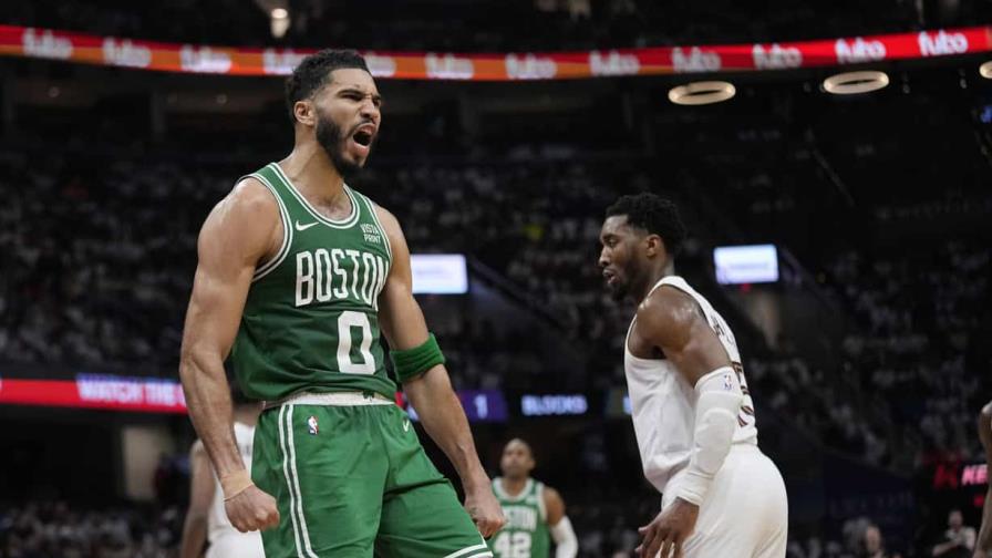 Tatum logra 33 puntos; Celtics vencen a Cavs y recuperan ventaja en la serie