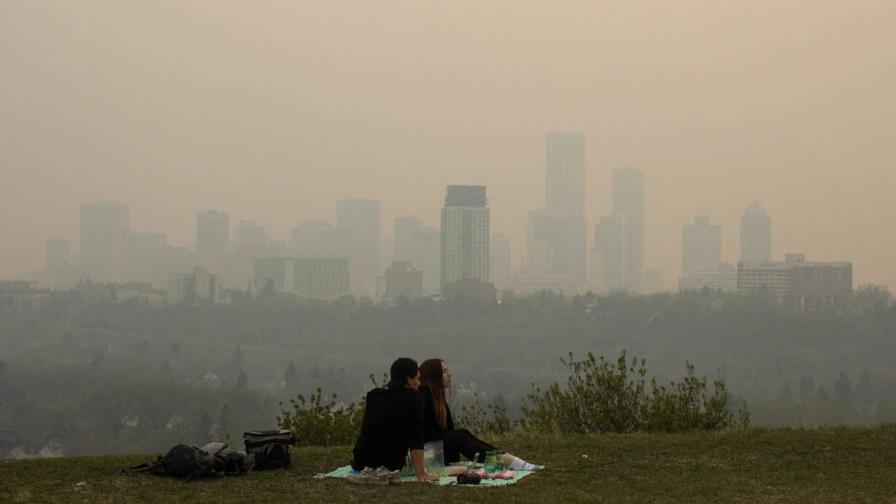 Incendios en Canadá provocan miles de evacuaciones en Columbia Británica y avisos de humo en Alberta