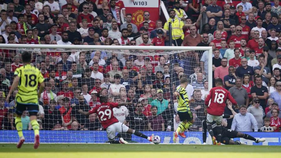 Arsenal vence a Man United. El título de la Premier se definirá en el último día