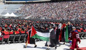 Realizan pequeñas protestas propalestinas durante graduaciones universitarias en EEUU