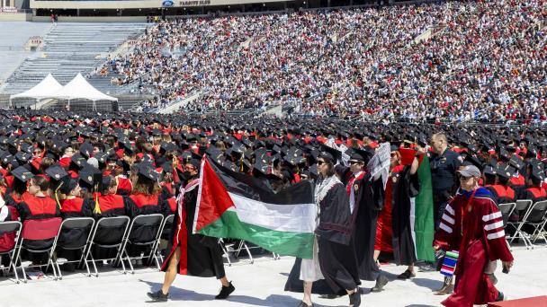 Realizan pequeñas protestas propalestinas durante graduaciones universitarias en EEUU