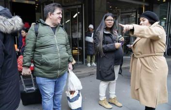 Nueva York ampliará entre los inmigrantes la entrega de tarjetas de débito para comida