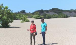 Virginia Antares deplora destrucción de Las Dunas durante visita a Baní