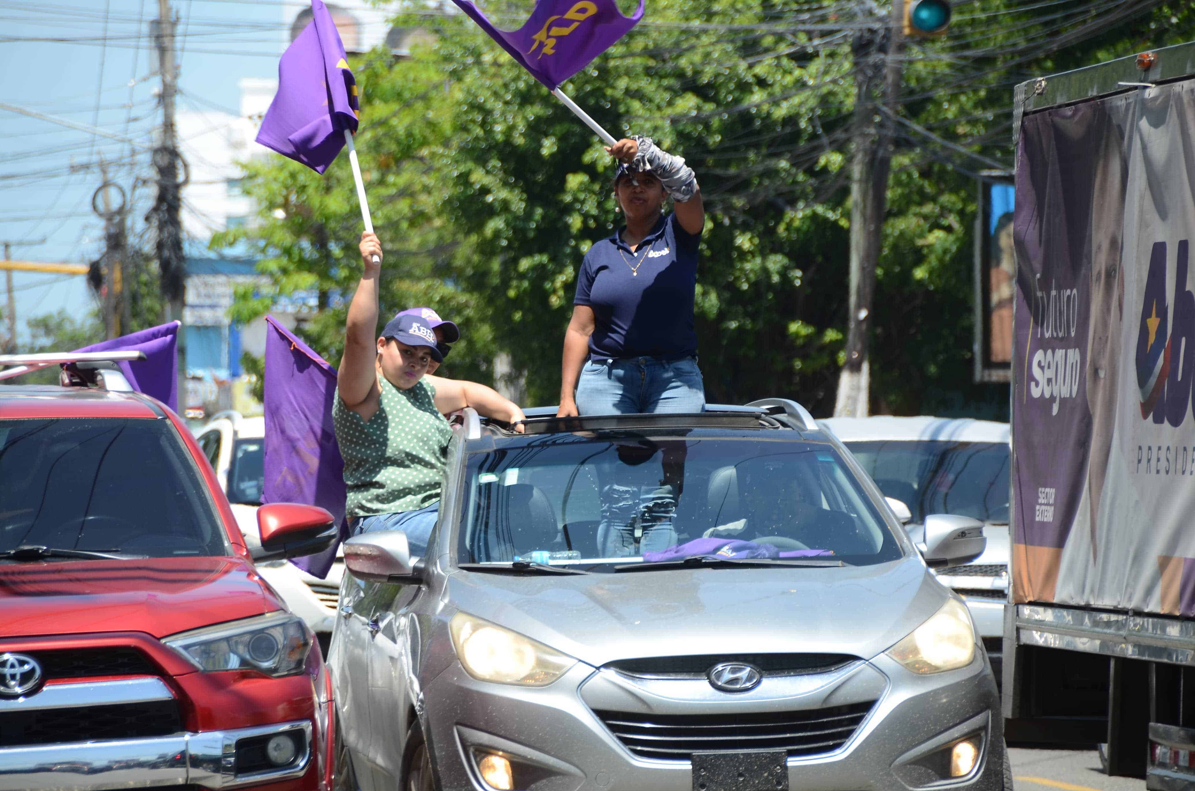 Peledeístas durante el cierre de campaña de Abel Martínez en el Cibao este domingo 12 de mayo del 2024.