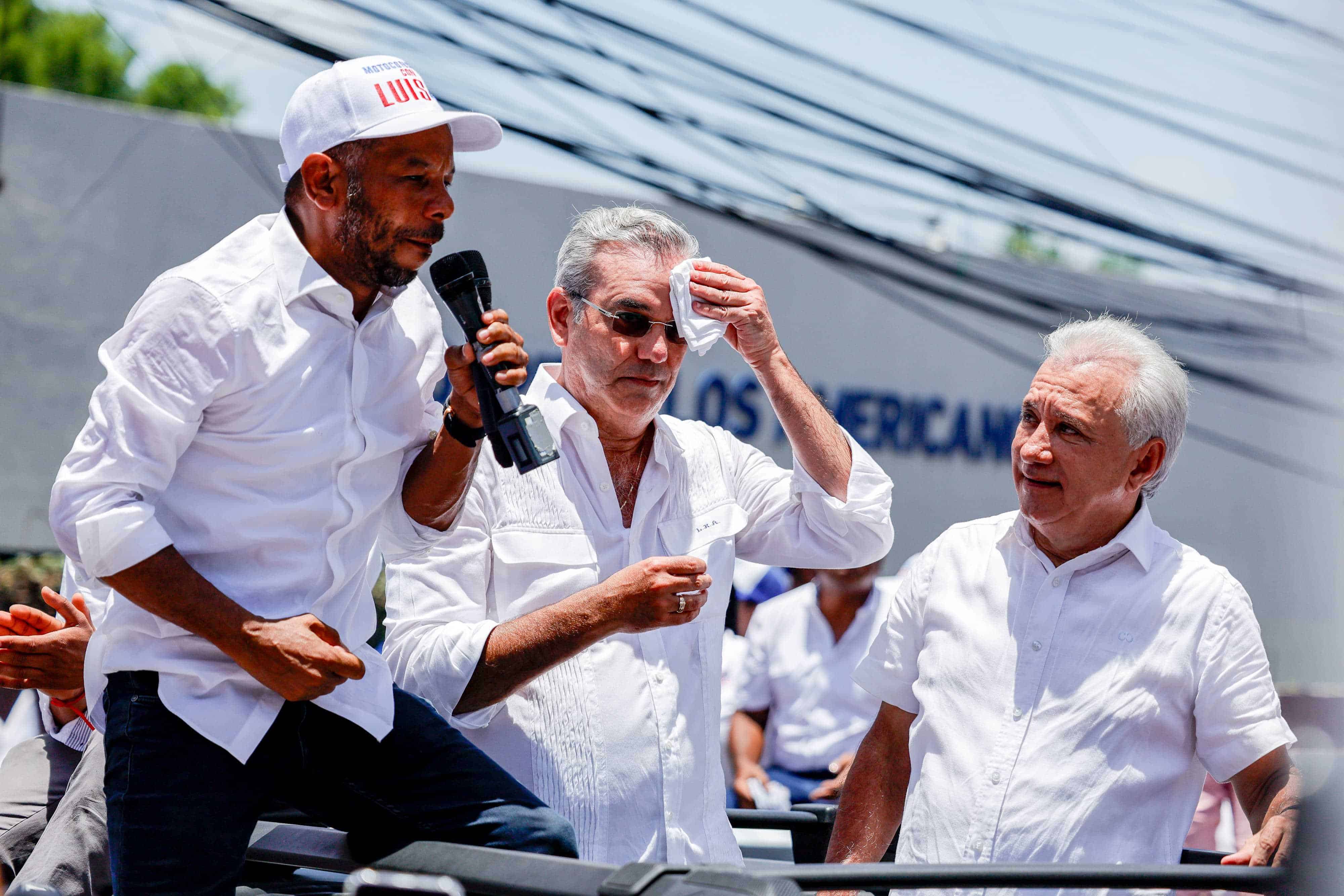 Oscar Almánzar, presidente de Fedomoto, habla durante la caravana del domingo del presidente Luis Abinader en Los Alcarrizos.