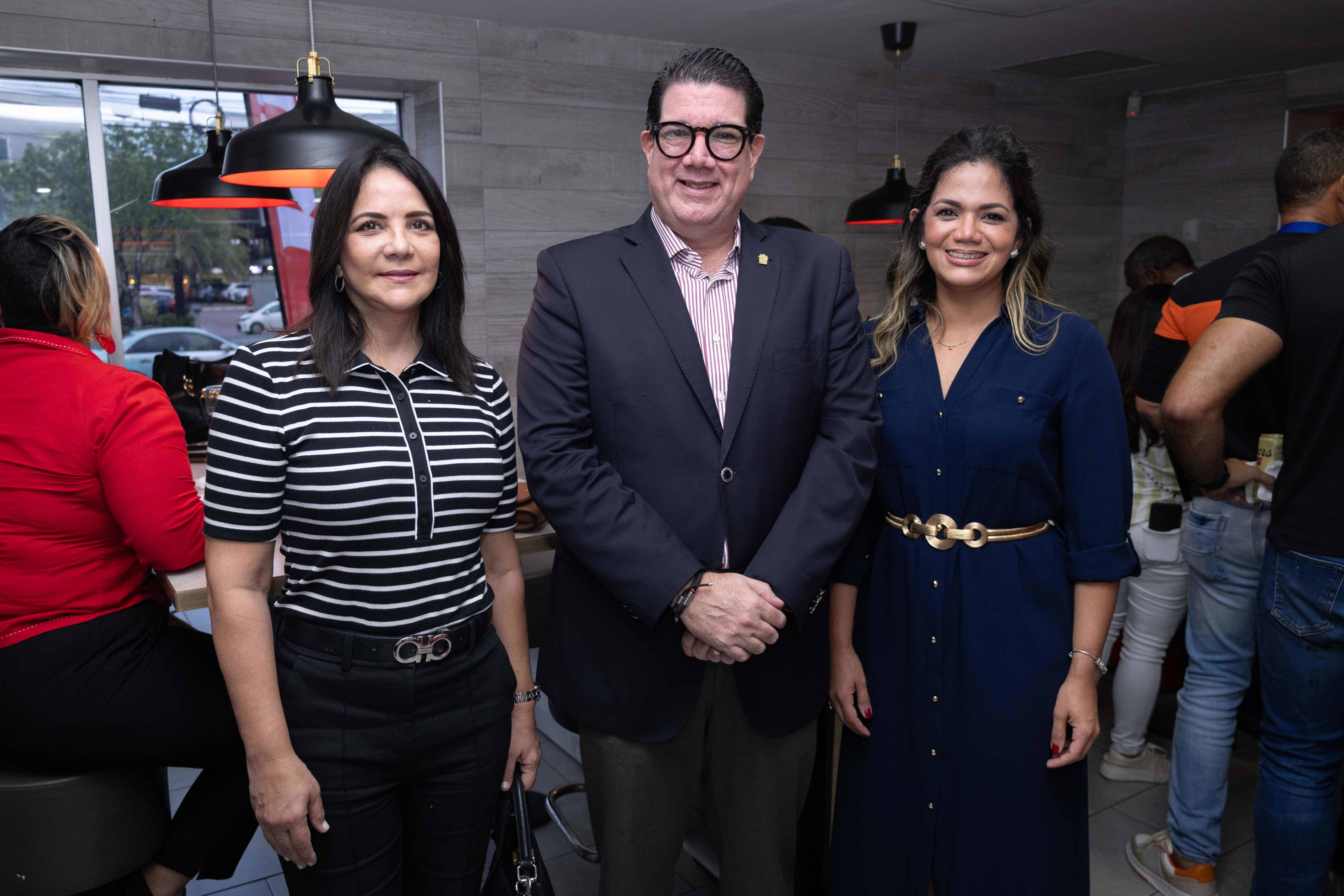 Julina Staffeld, Miguel Dargam, y Laura Peña.