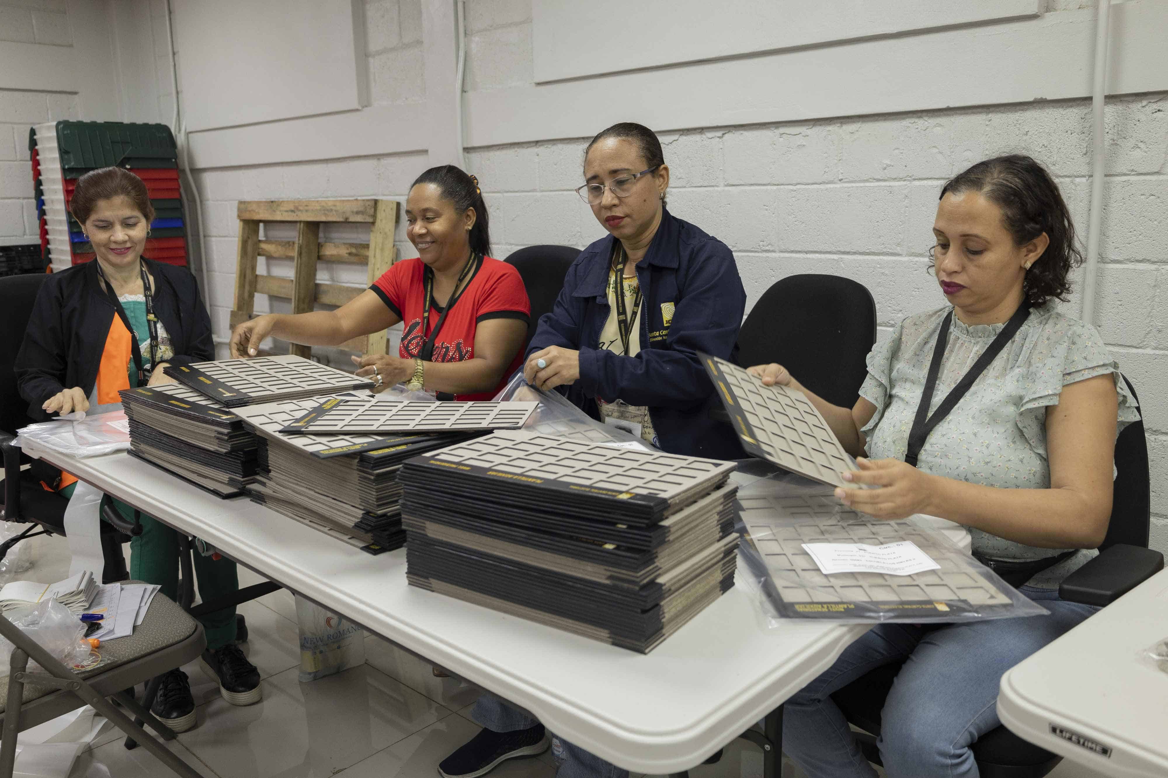 Empacando boletas para personas con discapacidad visual