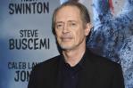 Hombre le da una paliza al actor Steve Buscemi en una calle de Nueva York