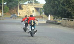 Apresan a siete personas por hacer carreras de motocicletas en Santiago