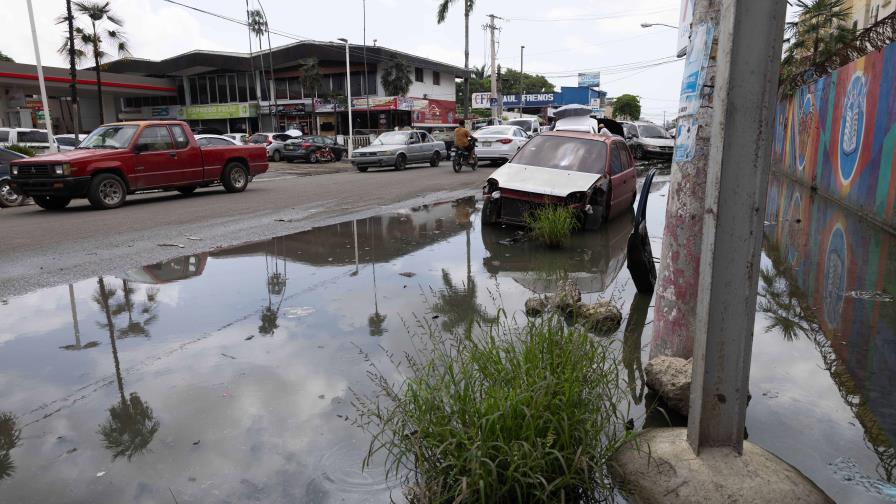 Charco y deterioro en calle Isabel Aguiar angustian a conductores y moradores