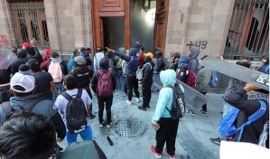 Estudiantes de Ayotzinapa atacan el Palacio Nacional de México y dejan 26 policías heridos