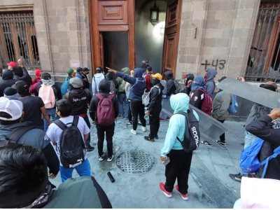 Estudiantes de Ayotzinapa atacan Palacio Nacional de México