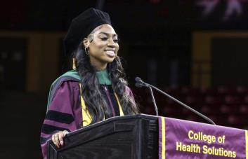 Adolescente de Chicago obtiene un doctorado a los 17 años; ingresó a la universidad a los 10