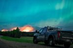 Miles de evacuados por voraces incendios forestales en el oeste de Canadá