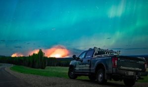 Miles de evacuados por voraces incendios forestales en el oeste de Canadá