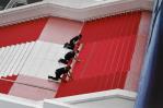 La alfombra roja del 77 Festival de Cannes espera bajo la lluvia la llegada de estrellas La alfombra roja del 77 Festival de Cannes espera bajo la lluvia la llegada de estrellas