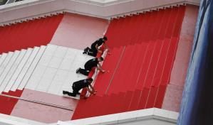 La alfombra roja del 77 Festival de Cannes espera bajo la lluvia la llegada de estrellas