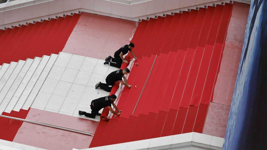 La alfombra roja del 77 Festival de Cannes espera bajo la lluvia la llegada de estrellas
