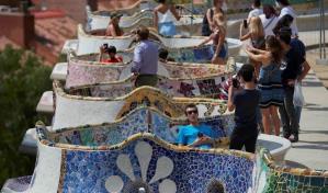 Preparativos de desfile de Louis Vuitton dañan un parque Patrimonio de la Humanidad en Barcelona