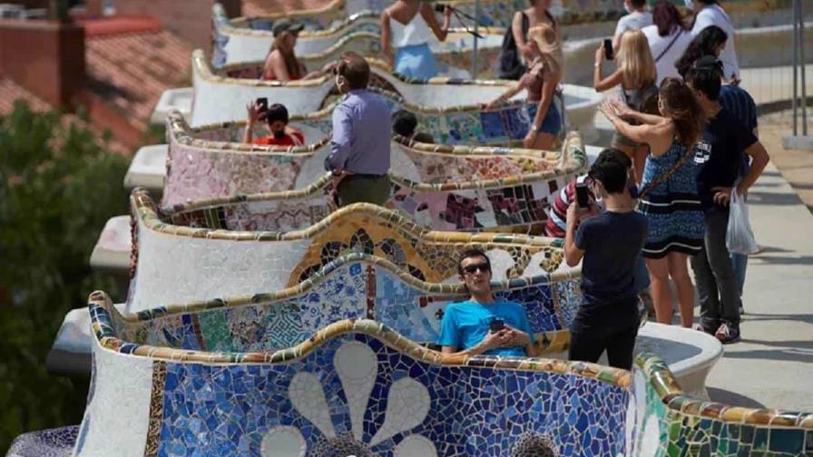 Preparativos de desfile de Louis Vuitton dañan un parque Patrimonio de la Humanidad en Barcelona