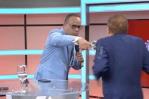 Alfredo de la Cruz le echa agua en la ropa a Domingo Bautista en televisión en vivo