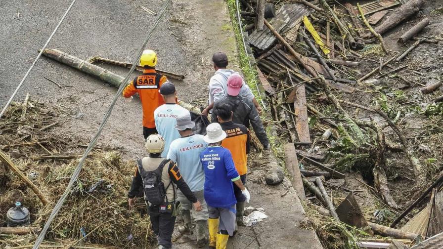 Aumentan a 52 las víctimas mortales por las riadas con lava en Indonesia