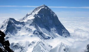 El alpinista estadounidense Tyler Andrews sube el Everest en menos de 10 horas, nueva marca mundial