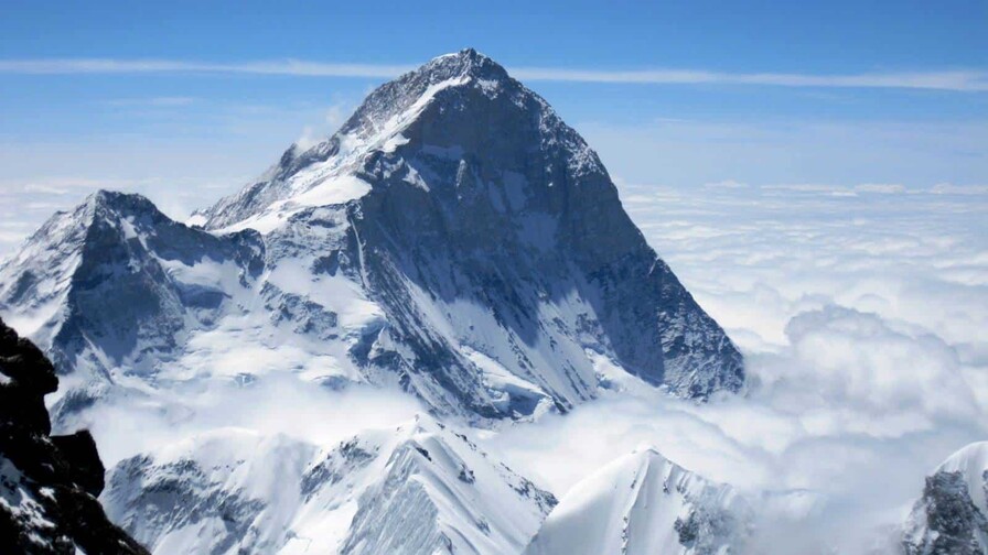 El alpinista estadounidense Tyler Andrews sube el Everest en menos de 10 horas, nueva marca mundial