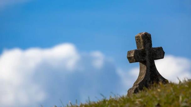 Hallan muerto en cementerio a hombre que intentó estrangular a su pareja; la mujer está grave