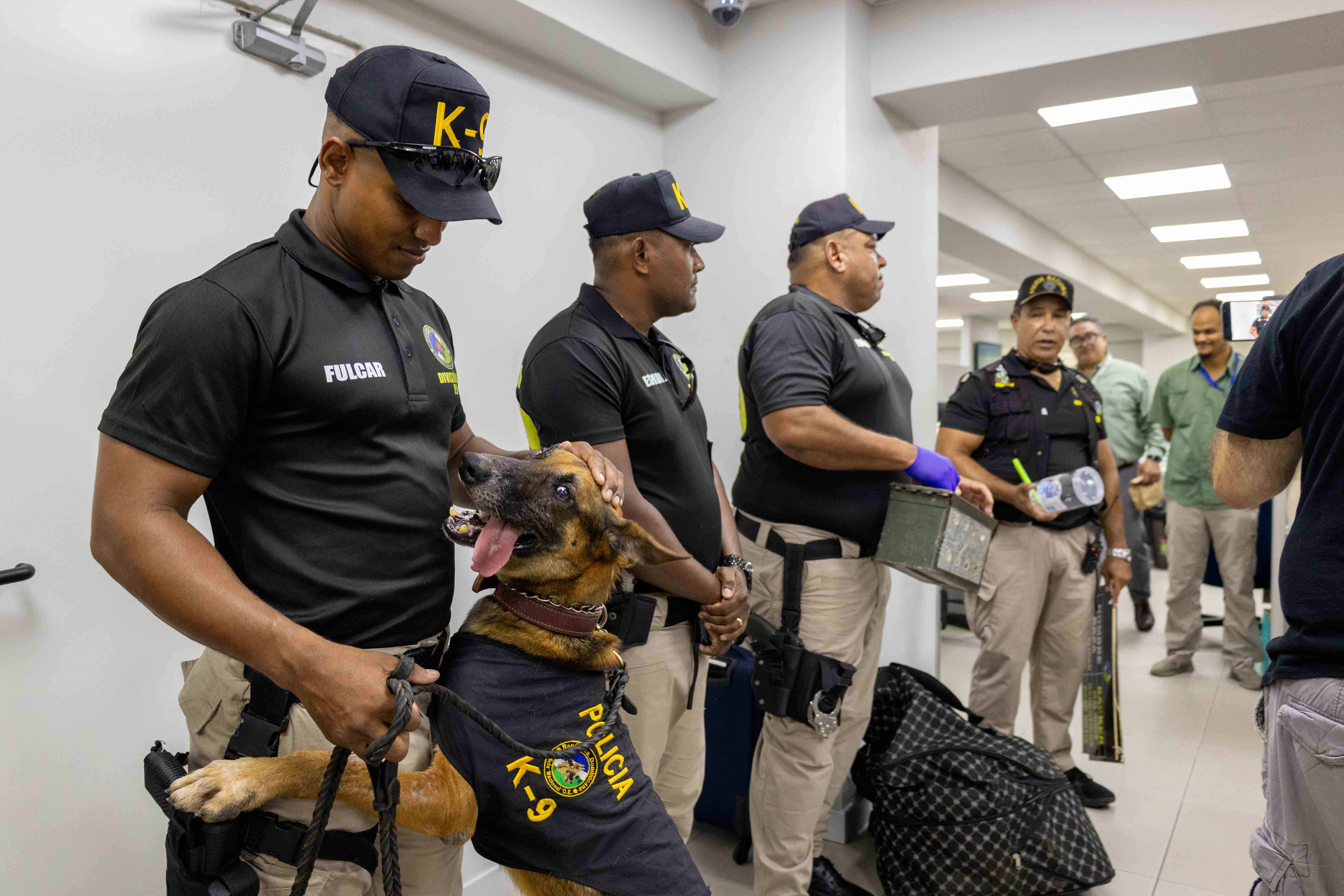Backer y la Unidad Canina K-9 durante su visita a Diario Libre
