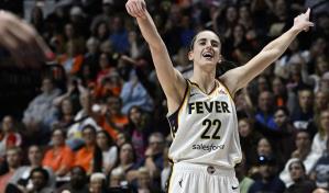 Clark tiene dificultades en sus primeros minutos en la WNBA, antes de sumar 20 puntos