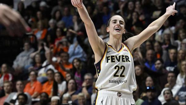 Clark tiene dificultades en sus primeros minutos en la WNBA, antes de sumar 20 puntos